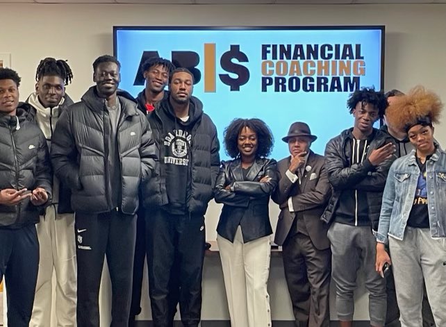 WeAreABIS's tweet image. ABIS realize that bringing the financial coaching program to colleges nationwide is a tall order. Thank goodness height is not a requirement!

Shout out the student athletes of @StJohnsU 💫 
@GeeCharles24 @TriciaMesseroux @WeAreABIS Quad A Powered by @jpmorgan #Financialcoaching