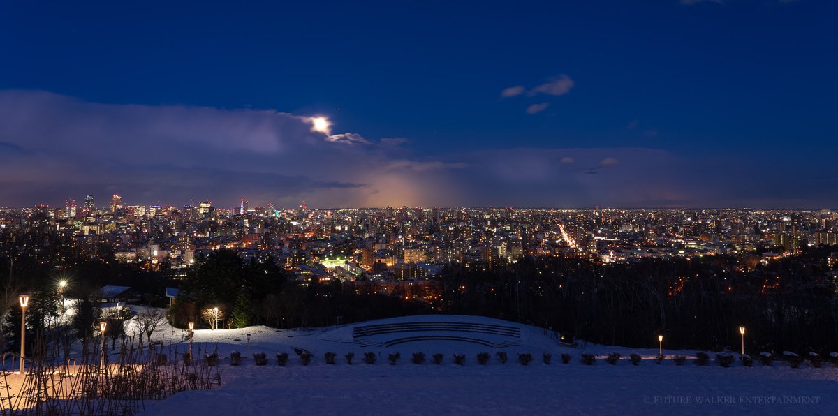 future_walker's tweet photo. #hokkaido #sapporo #北海道 #札幌 #nightphotography #nightview #夜景 #札幌夜景 #cityphotography #citylights #旭山記念公園夜景 #buildings #buildinglights #sonya7siii #sonylens #fe24105g #peakdesign #moon #cloudy #park #公園の風景 https://t.co/v7DIbEydg5