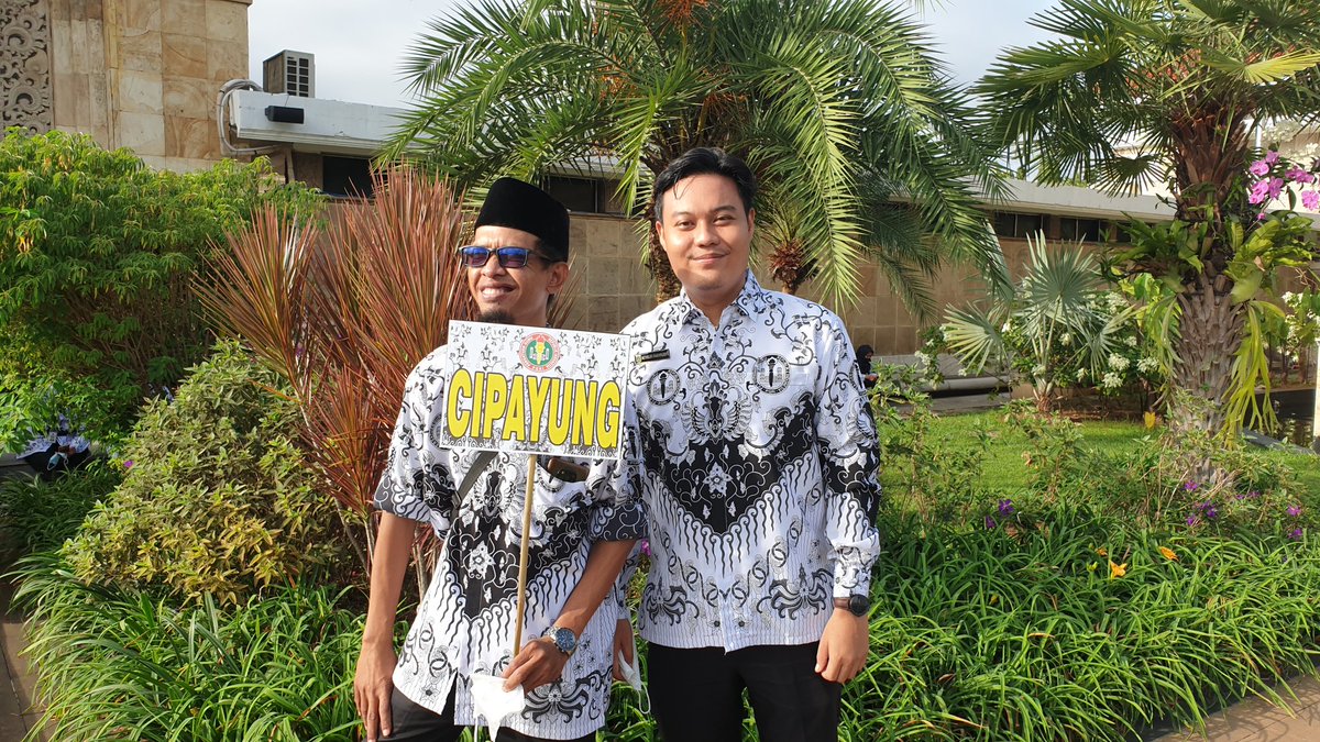 unifahr's tweet image. Pd mereka yg muda yg penuh semangat;  yg hangat pada anak2 kita, harapan kita gantungkan.Titip mereka Hai pemimpin: guru negeri  atau swasta, honorer maupun guru tetap, yg sdh sertifikasi maupun belum, dibawah #kemristekdikti maupun #kemenag u/ diperhatikan