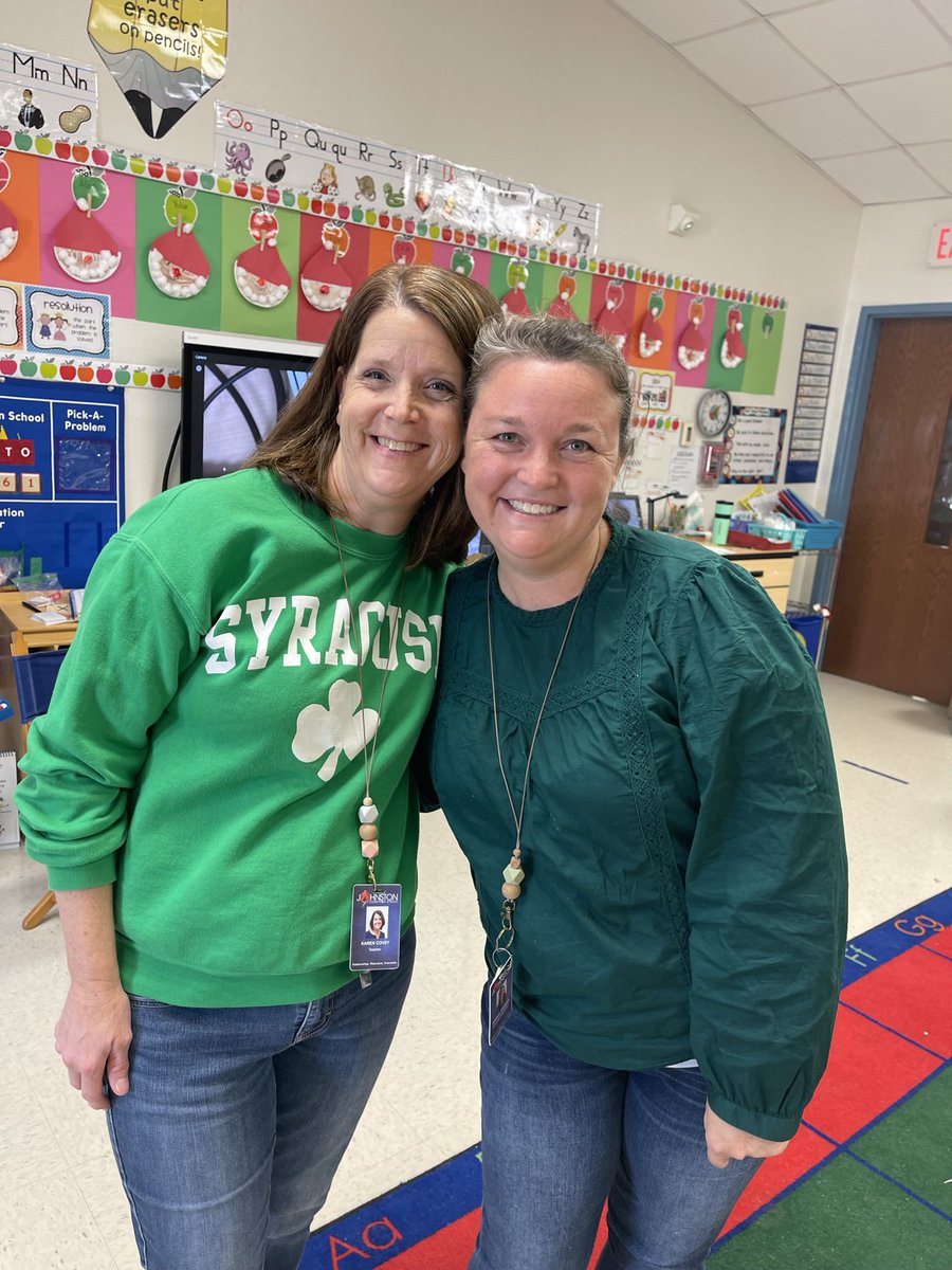 Can you tell we’ve been enjoying the 12 days of Winter Cheer?! We love showing our school spirit especially around the holiday season 🦉