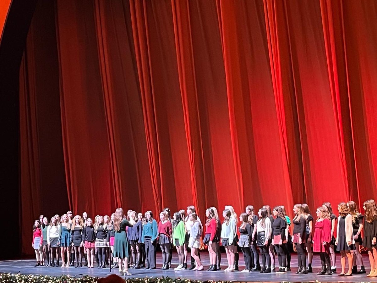 MrsFrazzetto's tweet photo. Amazing experience performing on the Radio City stage! Opening for the Christmas Spectacular was an experience we will never forget. #GCmusic #chorus #stagedoortour #radiocity #whitechristmas @GCmusic_arts @Garden_City_HS 🎵🎄❄️👯♀️ https://t.co/IexojRjdQI