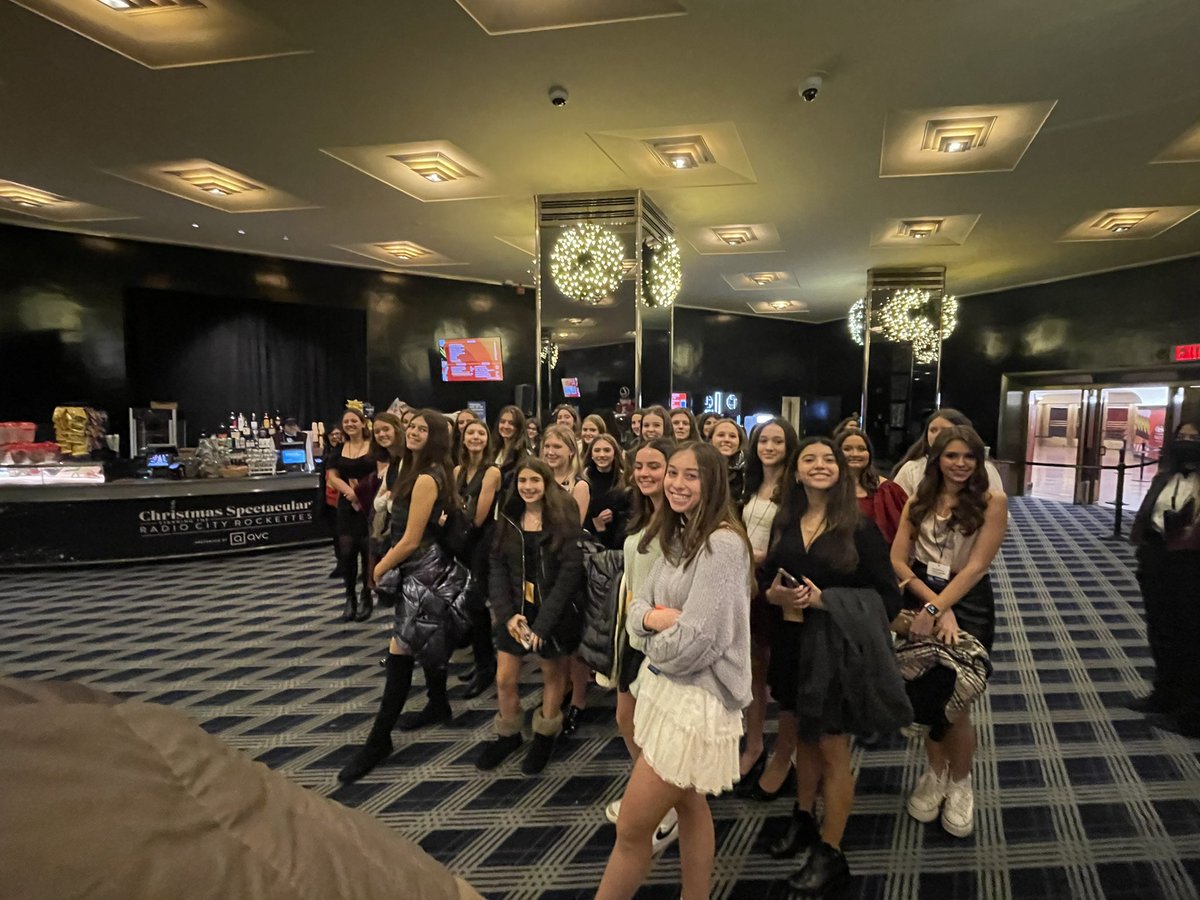 MrsFrazzetto's tweet photo. Amazing experience performing on the Radio City stage! Opening for the Christmas Spectacular was an experience we will never forget. #GCmusic #chorus #stagedoortour #radiocity #whitechristmas @GCmusic_arts @Garden_City_HS 🎵🎄❄️👯♀️ https://t.co/IexojRjdQI