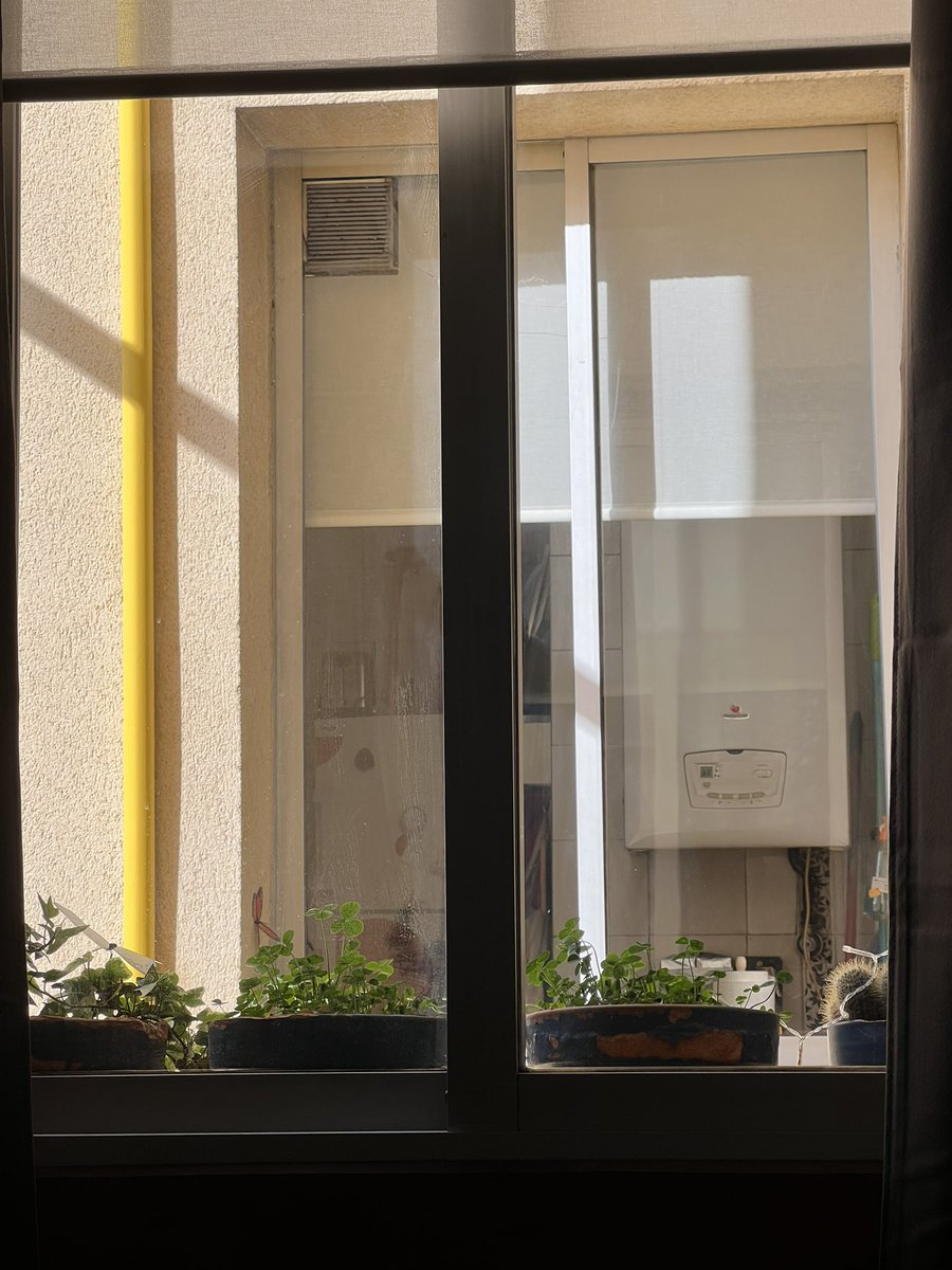 MarkTradeCenter's tweet image. La fotografía es incierta porque todo lo que hacemos los humanos se basa en la incertidumbre. Una cámara es un dispositivo que registra cosas reales y las presenta como una idea. Así que sus observadores deberían hacer lo mismo.