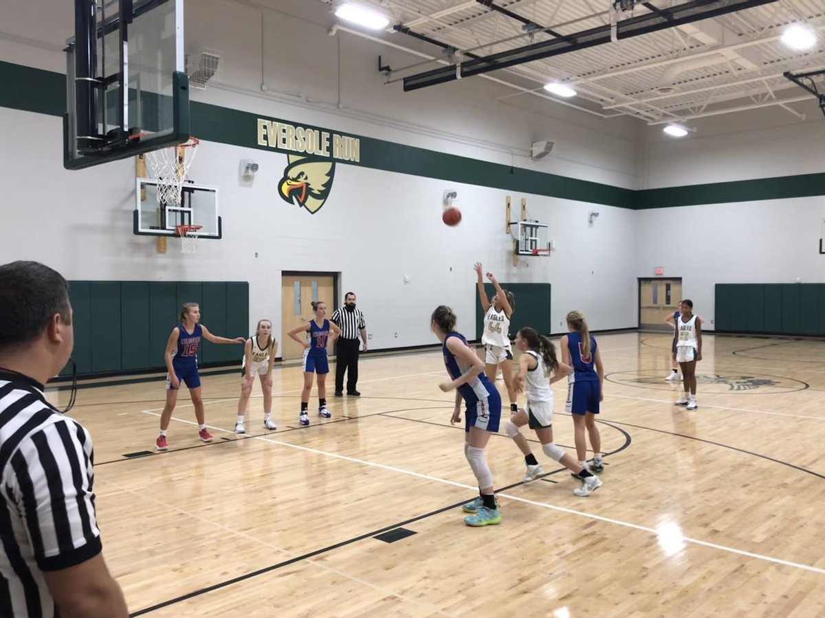 ERMSAthletics's tweet photo. 8th Grade Girls Basketball made it 3 in a row with a victory over visiting Worthington Kilbourne, 25-18. Great team win, ladies! 🦅🏀💪🏻 #EagleUp https://t.co/JTXnTOCUCm