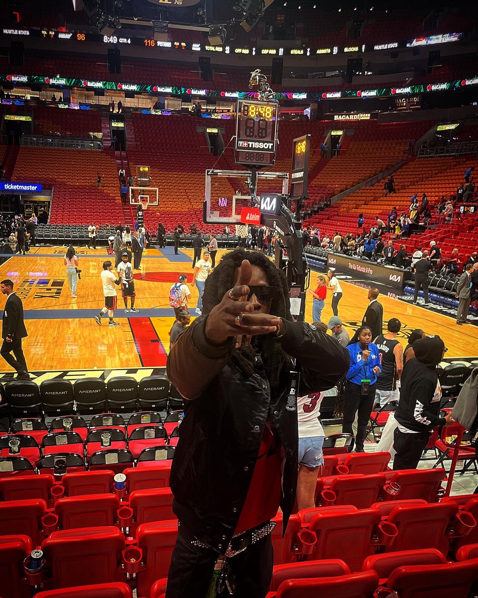 BtmgBo's tweet photo. ROOKIE of the YEAR🏆 I got the 🏀 and they got nervous remember havinn ma$ks on wayy before corona hit 🦅♻️🏚🥇🥇
#bigbtmg🔋 #keepdafame🏚#tapeoutnow #trenchbaby https://t.co/NRhoQcwBfL