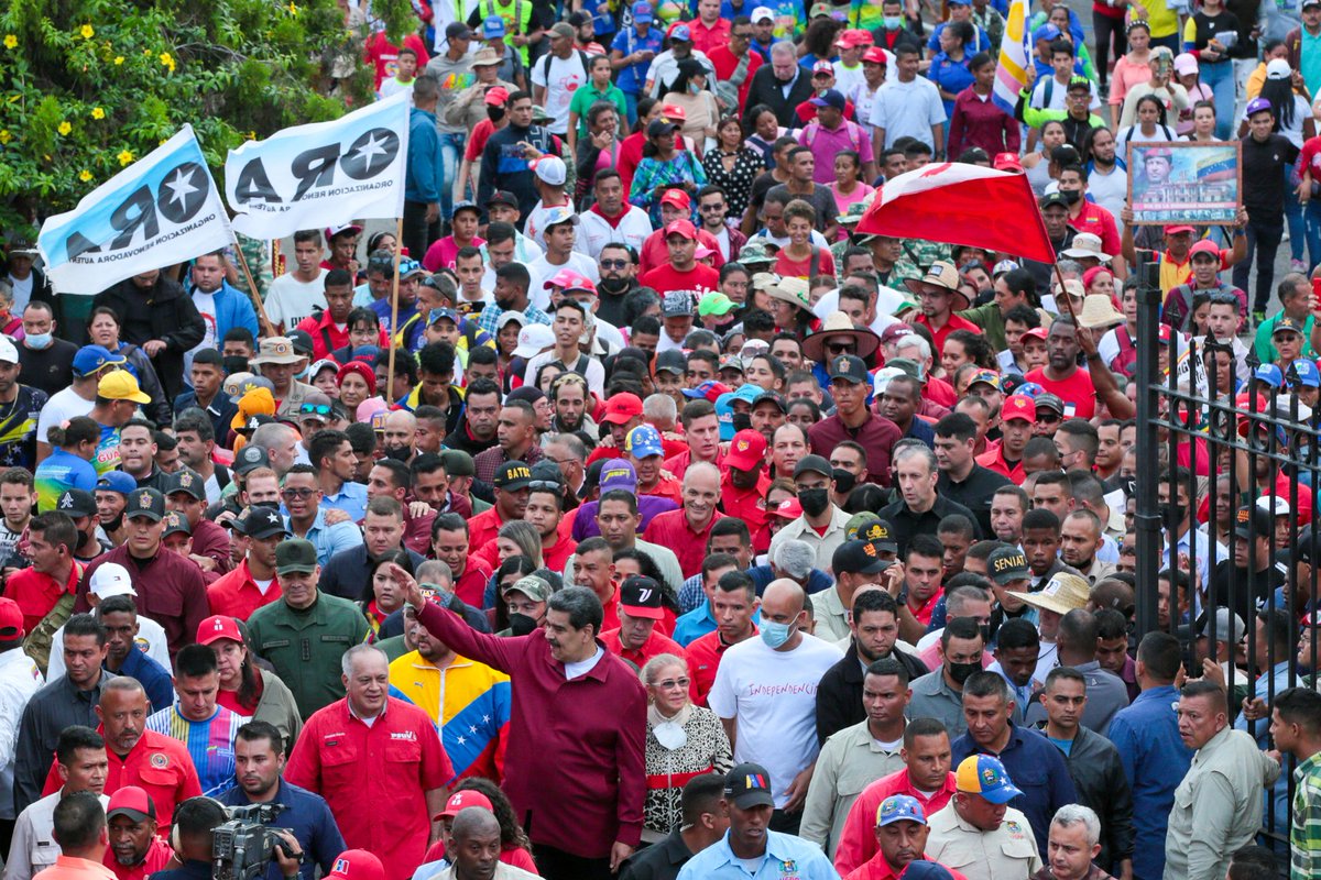 NicolasMaduro's tweet photo. Marchamos junto al pueblo venezolano, con alegría, con cantos y con el amor a flor de piel hacia nuestro Comandante Eterno Hugo Chávez. Son 10 años de su última alocución y sus palabras retumban en las calles, marcando el camino de lucha y construcción de la Patria. ¡Chávez Vive! https://t.co/9MqMQ6sX5T