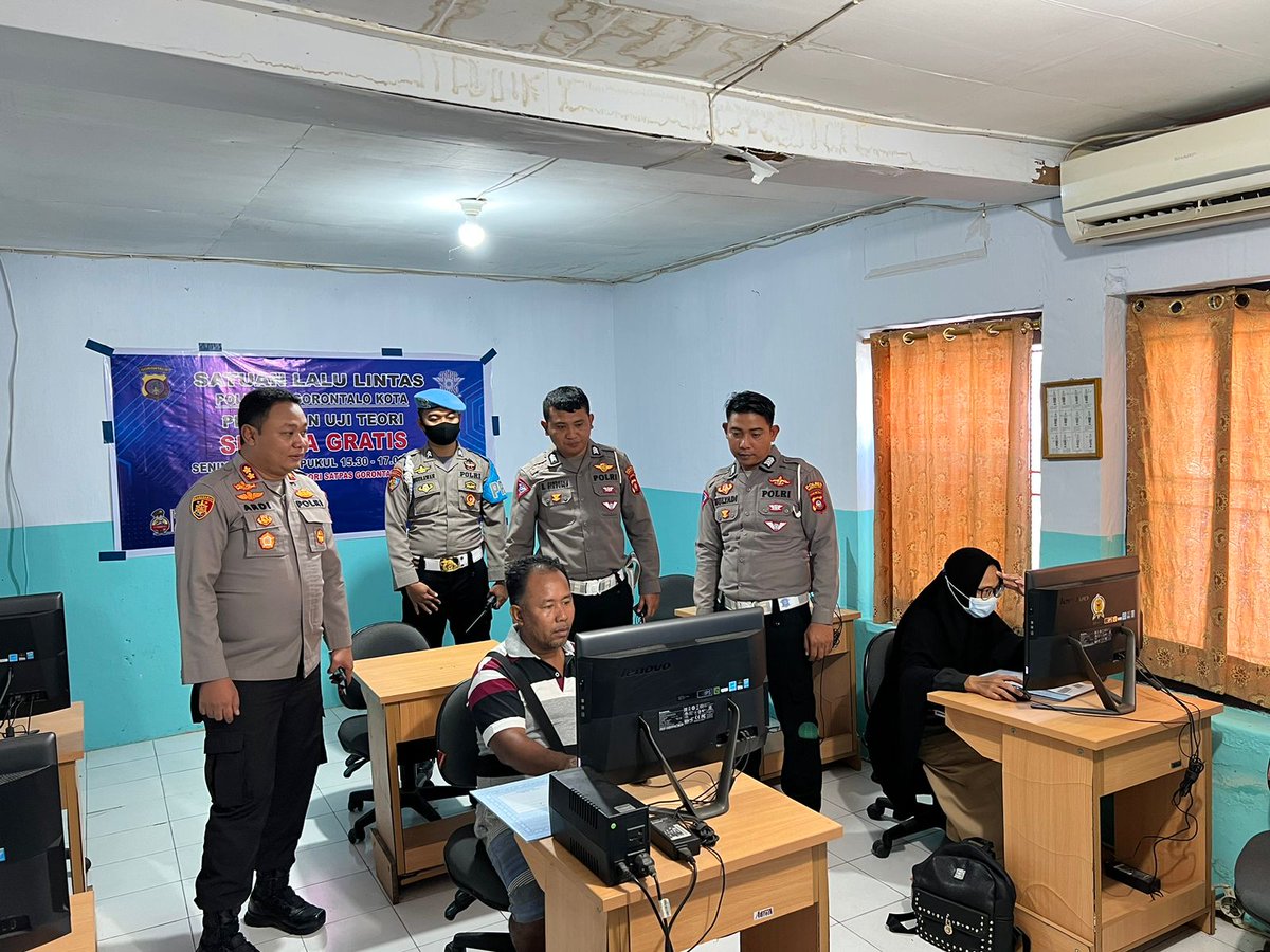 Pengecekan pelayanan SIM oleh bapak Kapolres Gorontalo Kota  ARDI RAHANANTO, SE,SIK,Msi, 

#kapolresgorontalokota
#polresgorontalokota
