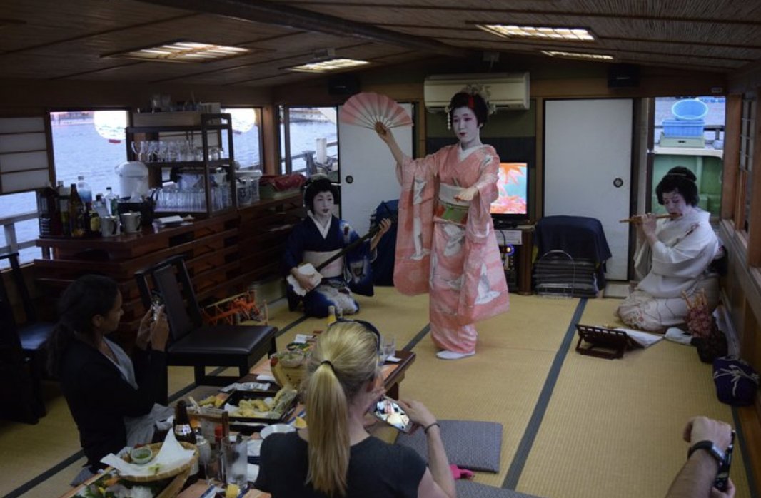 sayuki_geisha's tweet photo. 【Student post】
Have a wonderful traditional Japanese dinner on a wonderful traditional style Japanese boat whilst touring around Tokyo bay. The geisha will sit with you and chat and take photos and also do a performance. Enjoy the beautiful night lights on Tokyo bay. https://t.co/OJtKSInEXd
