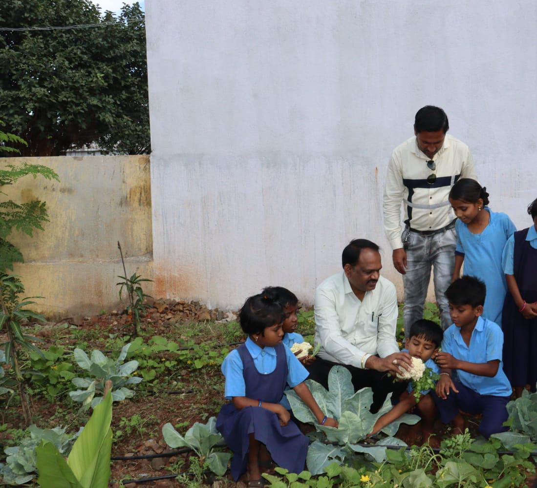 BidarNrega's tweet photo. A nutrition garden has been added to the infrastructure of Shoulpur primary school.
Children of Gadgi Gram Panchyat Shoulpur village primary school receive nutritious food by establishing a kitchen garden of organic vegetables at school.

Shoulpur village in Bidar Taluk https://t.co/lBCa12mYn3
