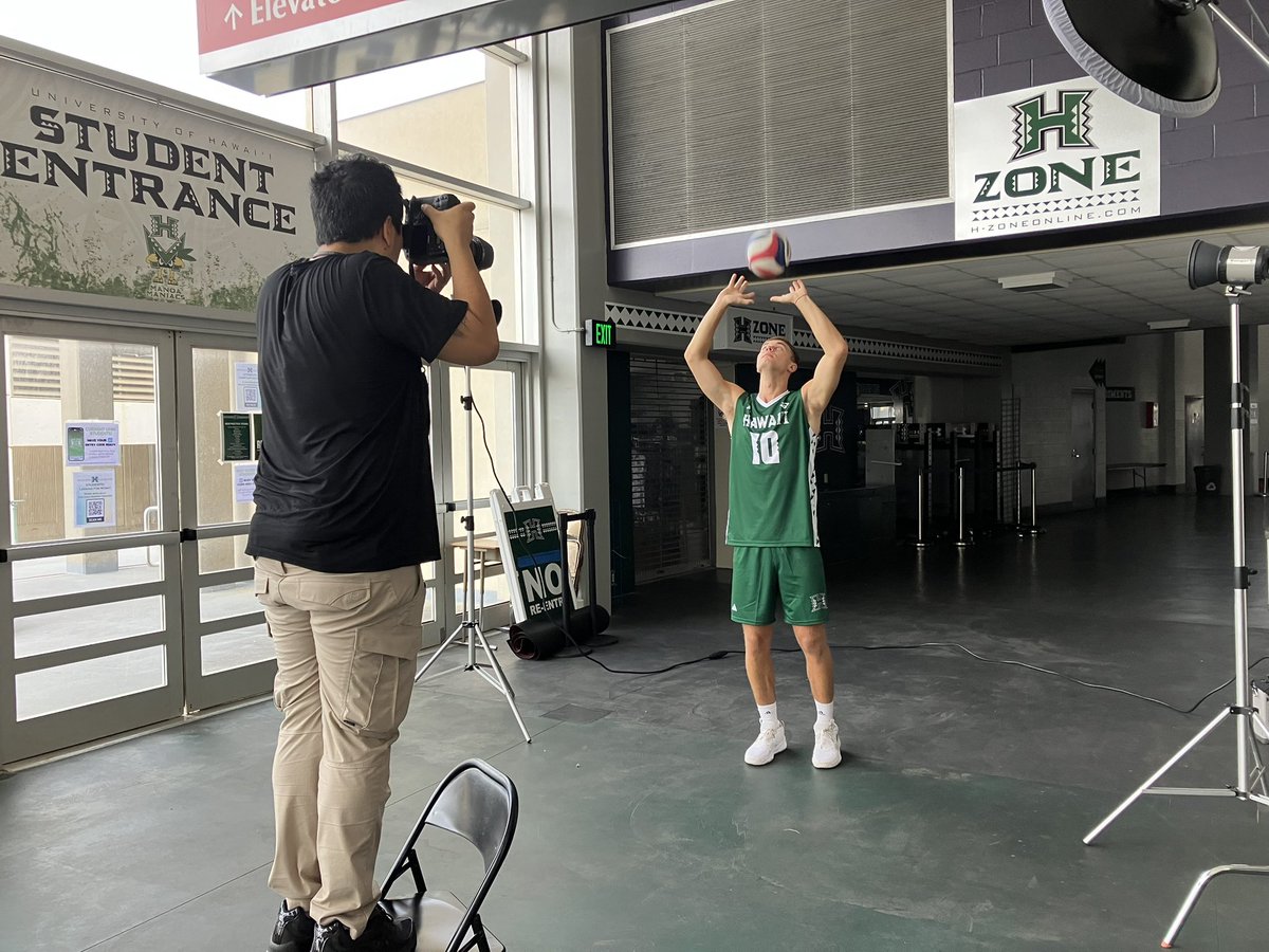 jasonkaneshiro's tweet photo. Fun to watch @JammAquino work on @HawaiiMensVB media day. Looking forward to seeing the end product in @StarAdvertiser in the run-up to the Jan. 12 season opener. #HawaiiMVB https://t.co/hm9wvYZPJE