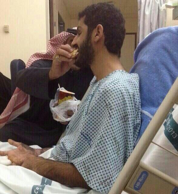 ينتظر من العالم المبصر ان يشعر بمعاناته ، لدواعي أنسانية افرجوا عنه ان الكفيف يحتاج إلى رعاية خاصة في الحركة والأكل وممارسته حياته الطبيعية بالادوات المتاحة الخاصة للكفيف . #اطلقوا_سجناء_البحرين #البحرين