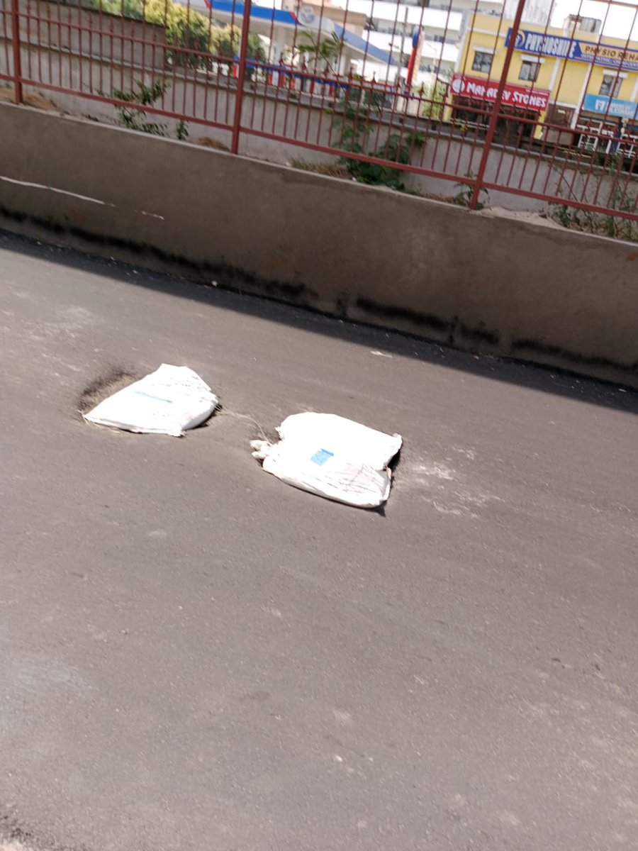 CRMPBSCPL's tweet photo. @Legal_Buddha @KTRTRS @MinisterKTR @GHMCOnline @GadwalvijayaTRS @TSMAUDOnline @CommissionrGHMC Good Morning Sir, Greetings of the day, Kamenani junction flyover Service Road  Re-carpet Work in Progress and the chambers will be raise road after completing of BT road, and the chambers area was filled the sand bags, Sorry for inconvenience. Thank You Sir https://t.co/B7wr2ZCHbe