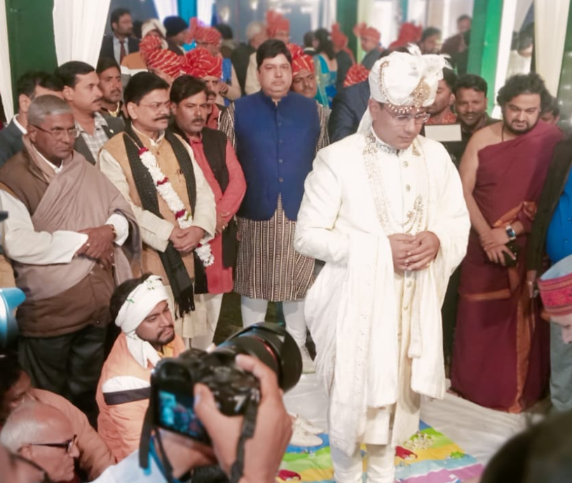 iGopalRai's tweet photo. बीती रात वाराणसी में आईपीएस सूरज राय जी के वैवाहिक कार्यक्रम में उपस्थित होकर आशीर्वाद दिया। https://t.co/7RK2JxN5Tt