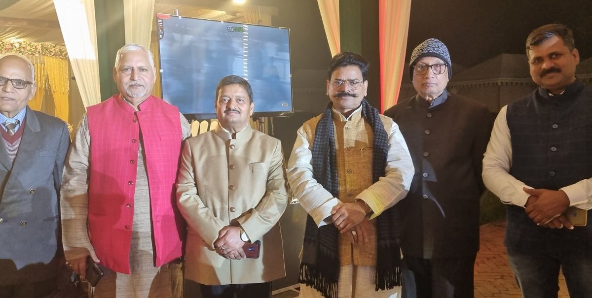 iGopalRai's tweet photo. बीती रात वाराणसी में आईपीएस सूरज राय जी के वैवाहिक कार्यक्रम में उपस्थित होकर आशीर्वाद दिया। https://t.co/7RK2JxN5Tt