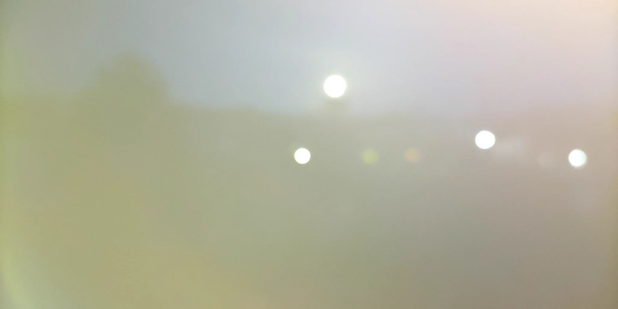 これはオーブではなく昨夜の満月を撮った写真です。
そうか…あれは今年最後の満月だったのか…気付かせてくれてありがとう!!  