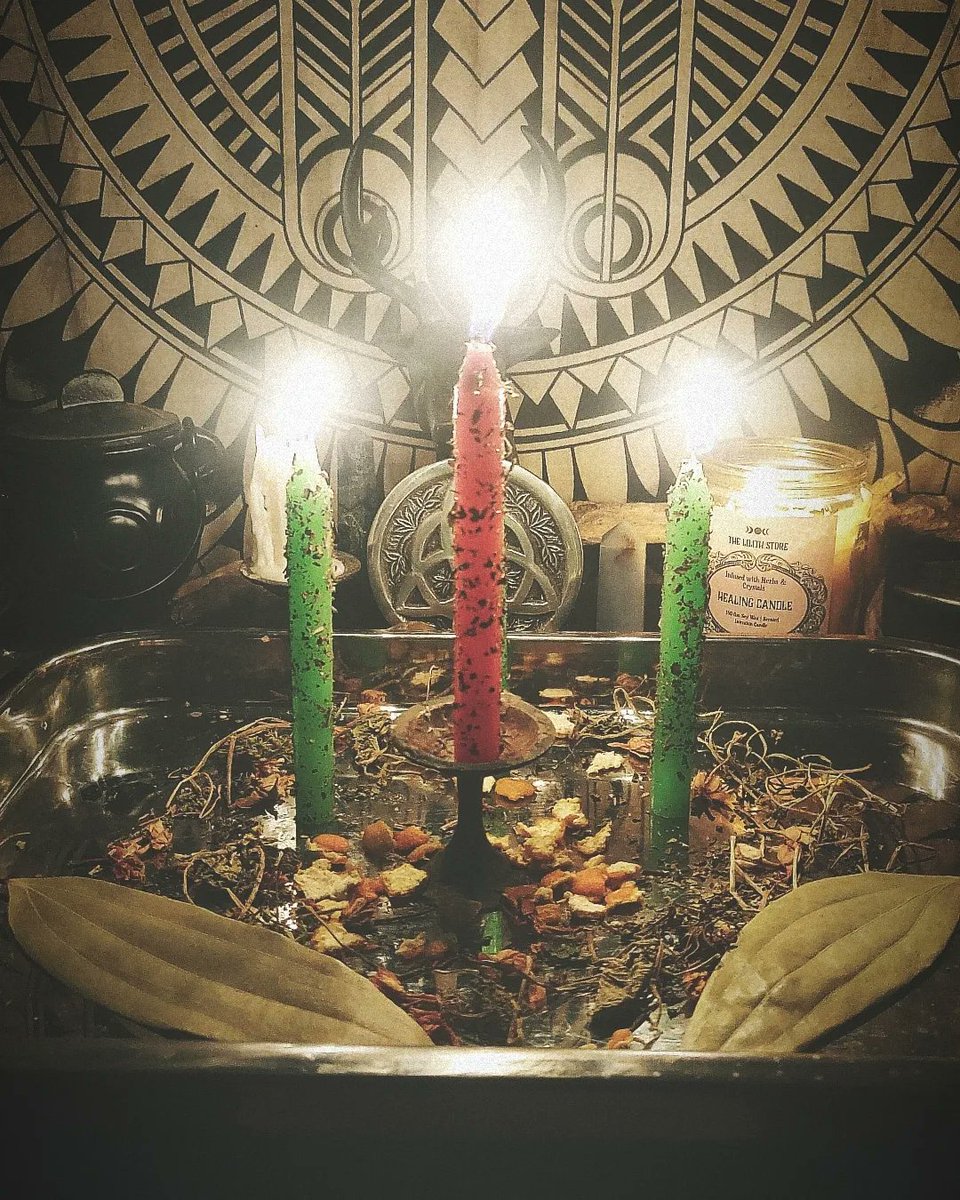 Witchycharmss's tweet photo. Full moon spellwork for client ✨

#witch #witchcraft #spells https://t.co/h66eZXamZB