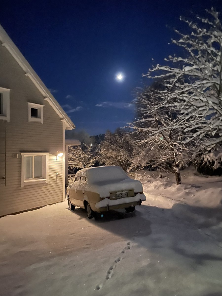 Lahdessa on jo kunnon talvi, ja kuu kumottaa 7.45. #lahti