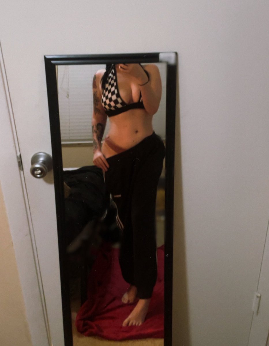 hiiii. I got a new lil’ mirror and haven’t picked a spot to hang it up yet.

~Findom~