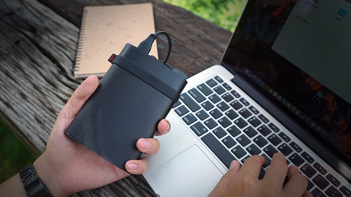 Whether you work from home or the office, Armor A85B is the way to go. Store your data safely and take it everywhere with you on Silicon Power portable hard drives.