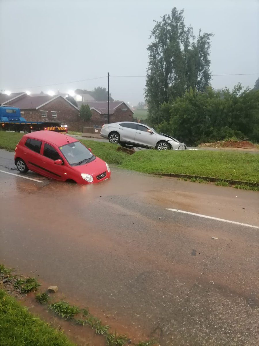 CityofJoburgZA's tweet photo. AVOID ! Kilburn Road collapsing on both sides by the Pick 'n Pay. Road closed off to traffic on both sides .  @MyJRA is aware #JHBTraffic #JoburgRoadSafety ^NB https://t.co/oUAvhO4e2i