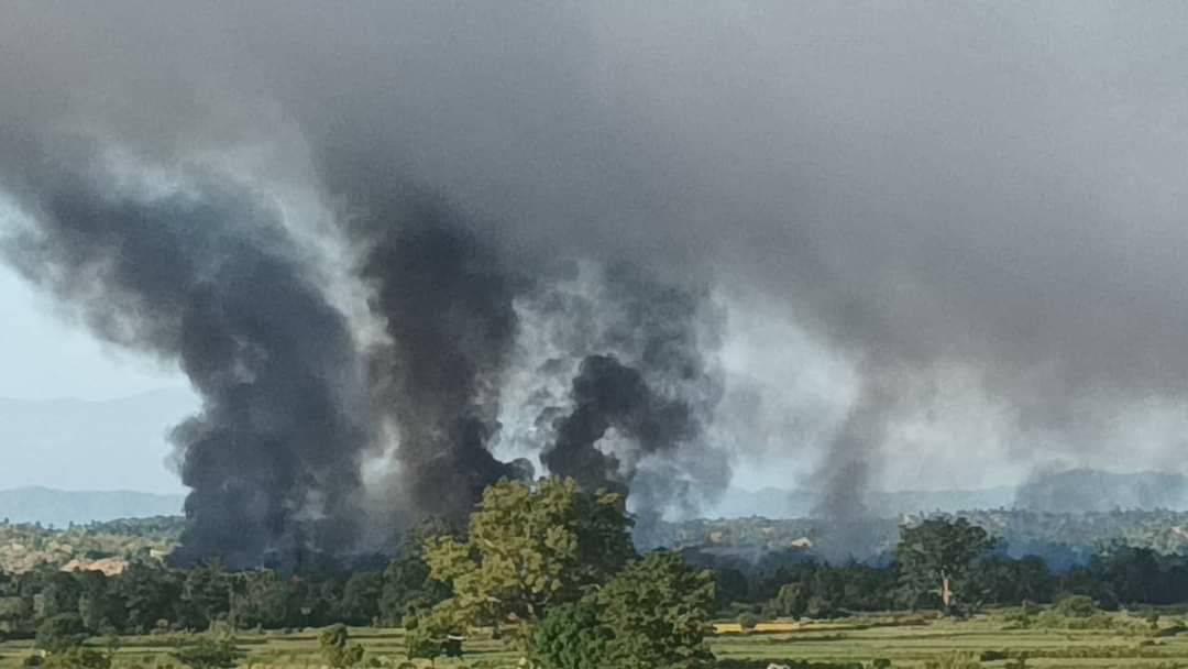 zawmoethant71's tweet photo. The #SAC's 369 infantry Div & #PyuSawHti members,who worn army's uniform was invaded #WetThaIn village KantBalu Tsp on circa 07:30 am & torched & destroy houses of village.
SAC's soldiers arrested 1 resident of #PunnaKyun Vlg & used him as HUMANSHIELD.
https://t.co/UM1u1wJIQE https://t.co/OXnqycc8CJ
