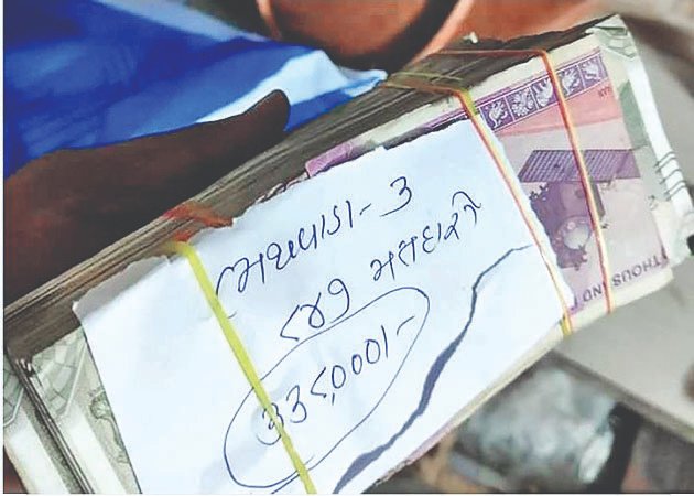 the_wall9's tweet photo. 847 મતદારો માટે 3.38 લાખ સાથેનું બંડલ મોકલાયું.
આવી જ રીતે જીતશો તમે દર વખતે??? https://t.co/kngsWUdQdV