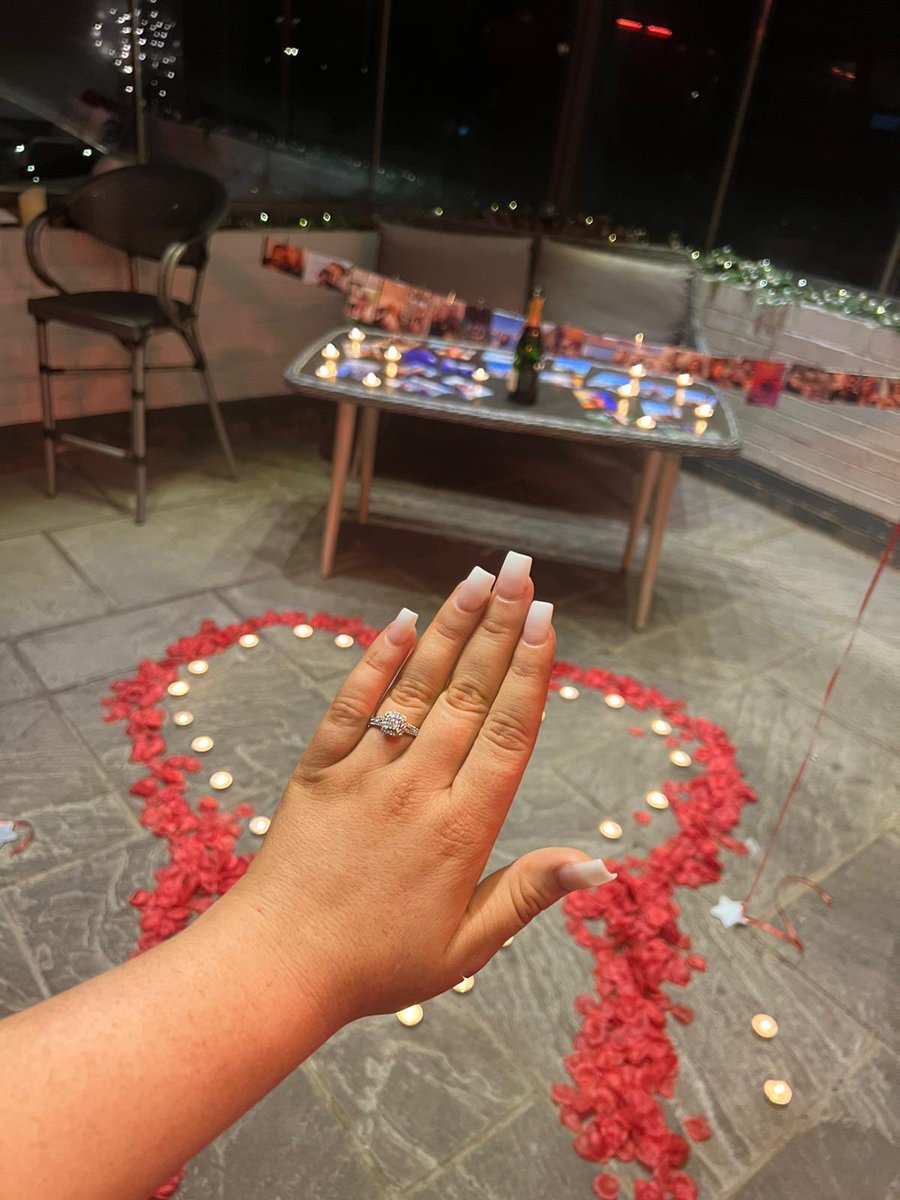 meganbuttle's tweet photo. I am a fiancé!!!! 😭😭😭 https://t.co/11z8xNXhzq