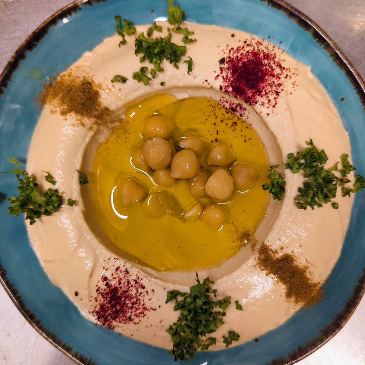 SevenHillsJapan's tweet image. マルハバ！
本日の営業時間は、
ランチ 11:30-14:30 (L. O. 13:30)
ディナー 18:00-21:30 (L. O. 20:30)
ですが、ディナーはすでにご予約で満席となっています。ありがとうございます。ランチタイムはまだお席に余裕がございます。皆様のご来店をお待ち申し上げます。

#ホンモス #フムス #hummous