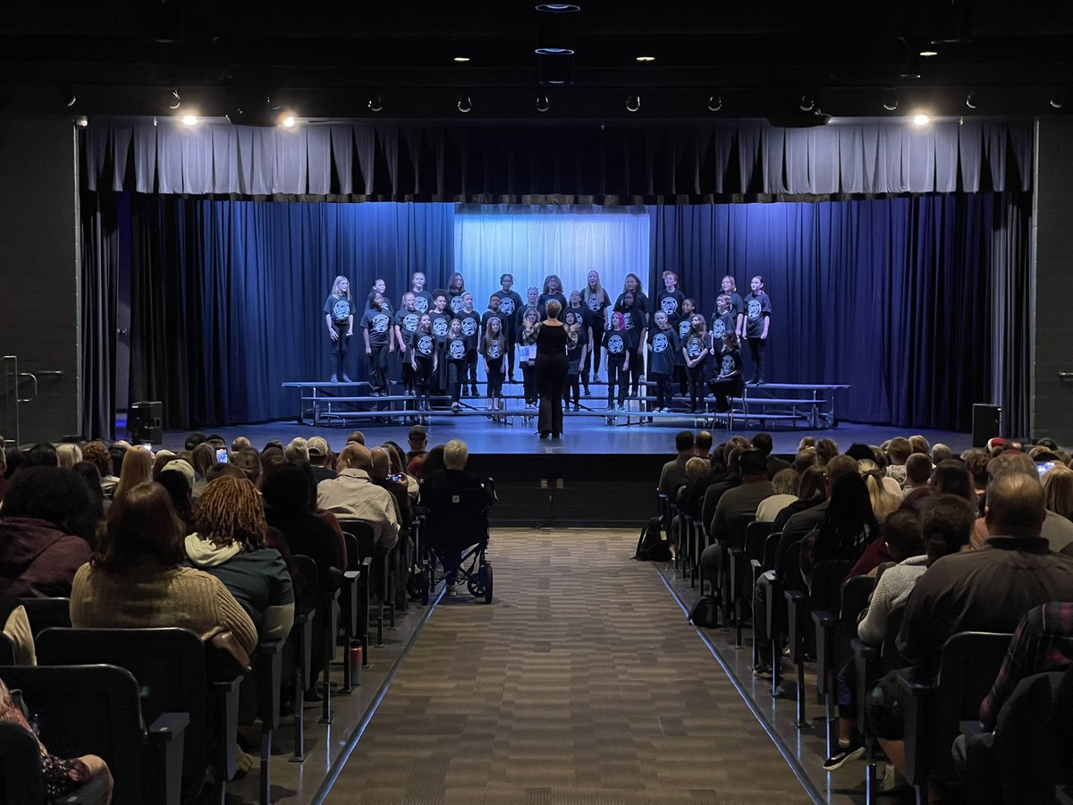 Phenomenal performance <a href="/OMSChoirs/">Oakland Middle Choir</a>!  What a fantastic night of holiday spirit! <a href="/RCSArts/">Lindsay Halford</a> <a href="/OMS_Chargers/">Oakland Middle School</a> <a href="/OaklandRCS/">Oakland High School</a> #thefutureisbright