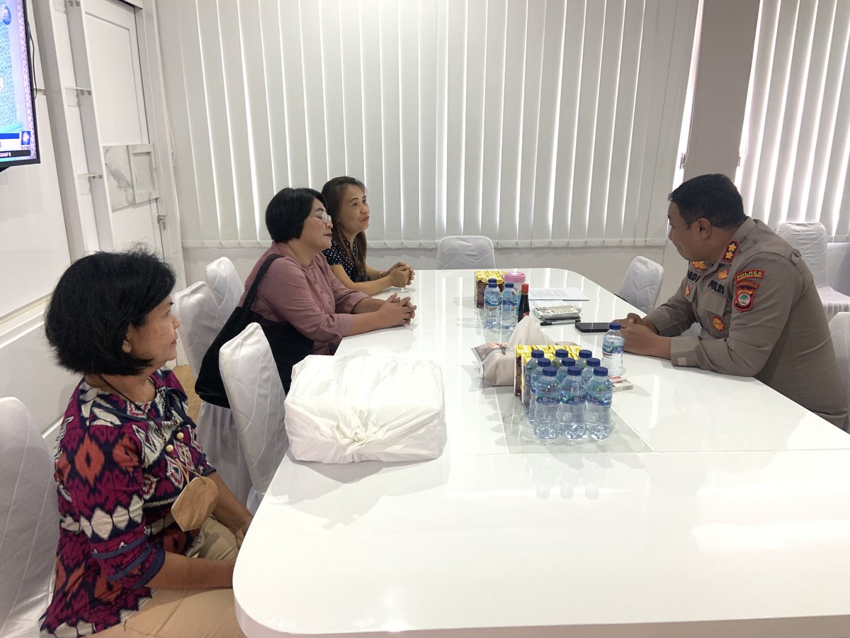 Kapolres Gorontalo Kota AKBP Ardi Rahananto S.E.,S.I.K.,M.Si Menerima Kunjungan Dari Mastarakat Khususnya Pengurus Gereja Advent Tondano Bertempat di Ruang Kerja Kapolres Gorontalo Kota.#kapolrestagorontalokota#gorontalo#kapolresgorontalokota