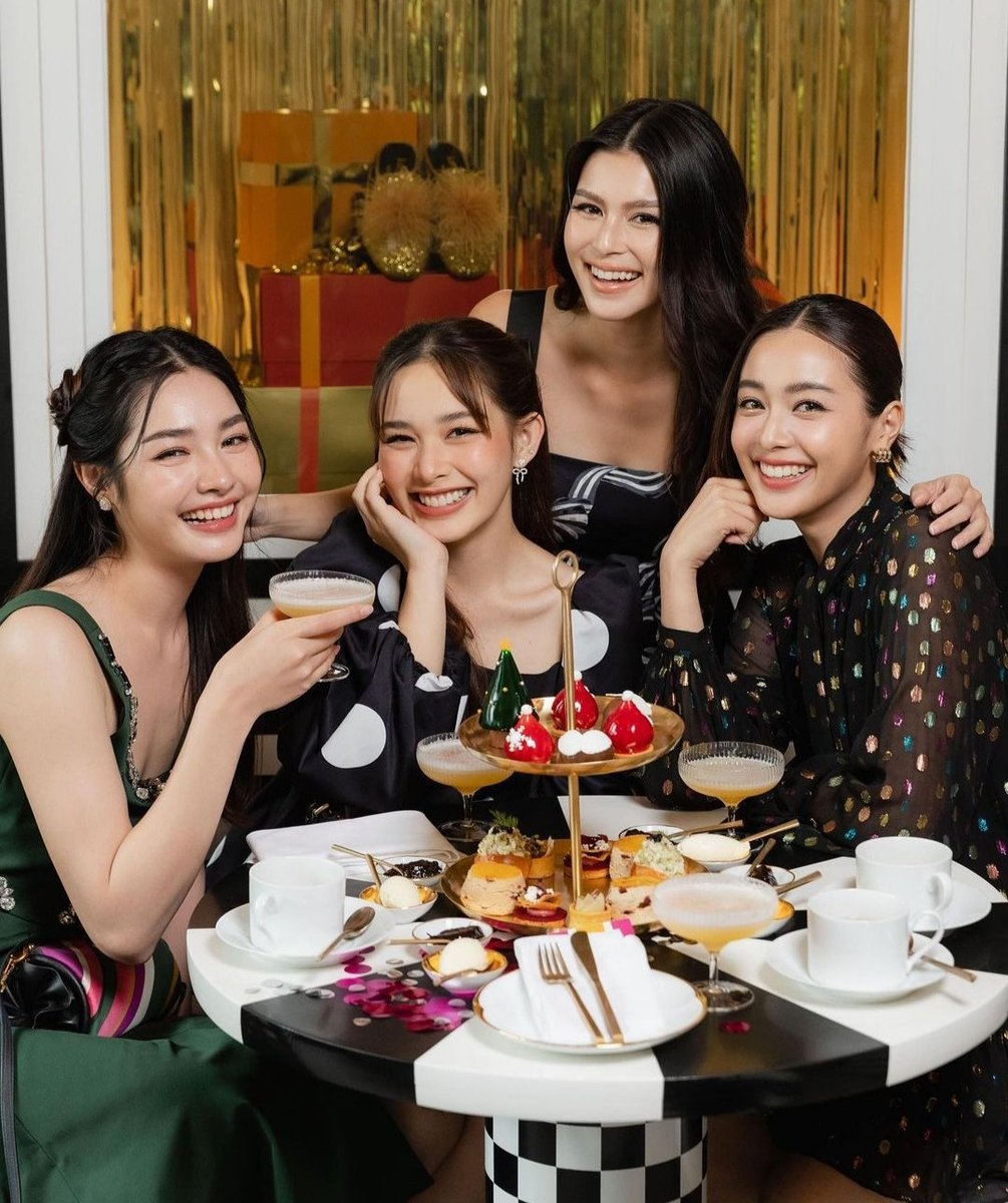 xgHF3uEbE5zLht6's tweet photo. แก๊งค์เพื่อนสาว!!ไม่เจอกัน นานคิดถึงจังเลย..คนน่ารักเต็มไปหมดเล้ย!! 🥰🥰
#น้ำฟ้าธัญญภัสร์  #namfahtype https://t.co/byQK2HtIC4