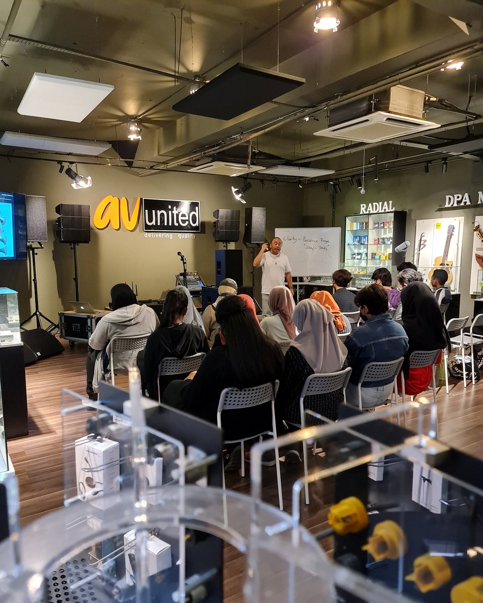 CATScollege's tweet photo. “When the ears of the student are ready to hear, then cometh the lips to fill them with Wisdom.” ~Three Initiates
We are grateful for the workshop given by AV UNITED , our students enjoyed the hands-on educational field trip.

#CreativeArtsCollege #CATSCollege #avunited https://t.co/GGPsFnv2lL