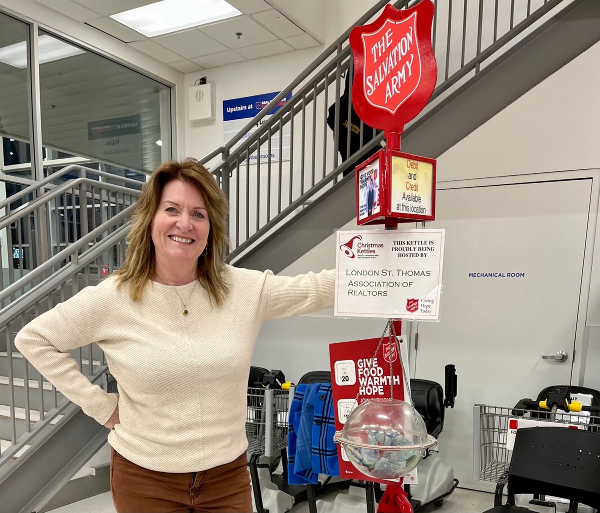 lstartweets's tweet photo. We truly appreciate all of our volunteers, like Sharon von Behr hosting the Kettle at Real Canadian Superstore! #LSTAR #REALTORS #London #StThomas #SalvationArmy #ChristmasKettles #KettleDrive https://t.co/m2p4ONnQQE