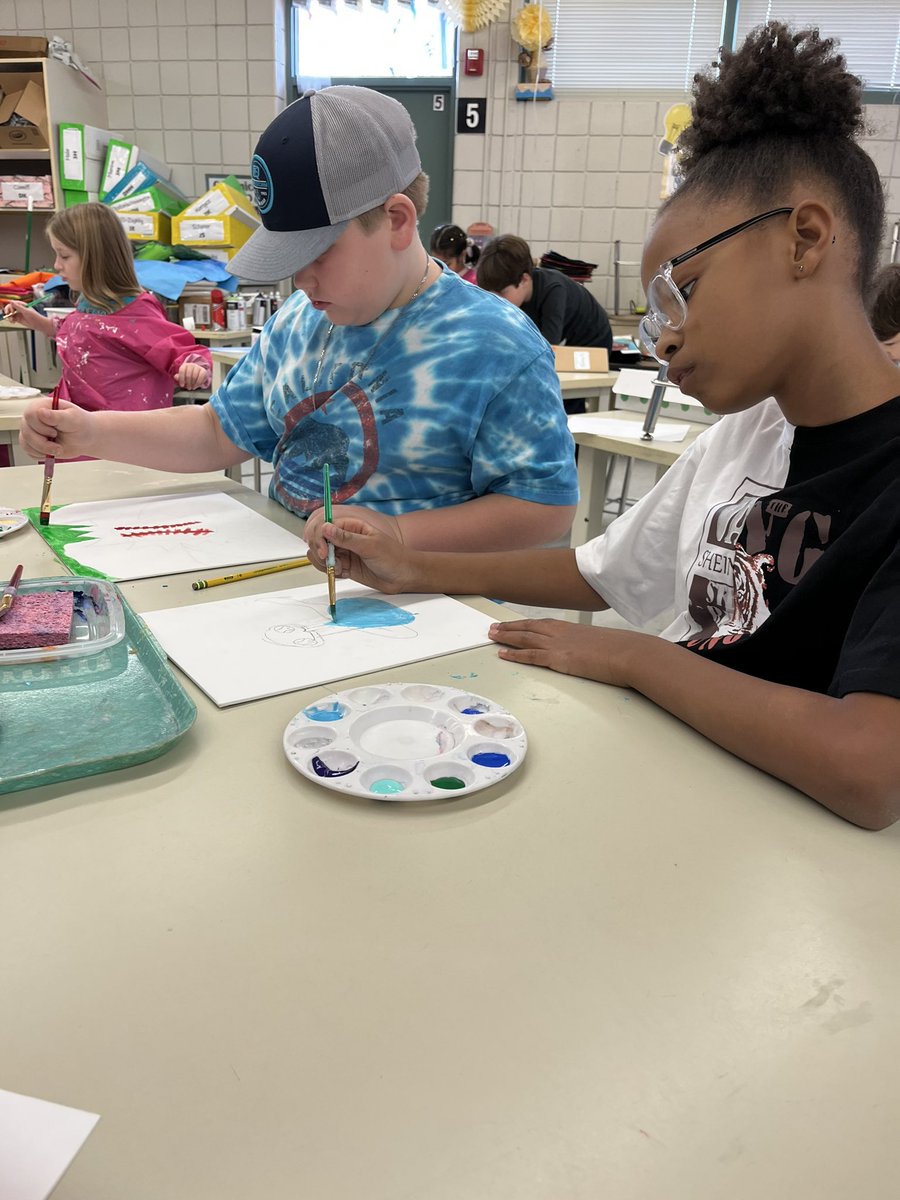 EOArtStudio's tweet photo. Painting Studio is officially open. 🎨👨🏽‍🎨 @EastoverEagles @HarleenKSingh https://t.co/FgUHVgFhR0