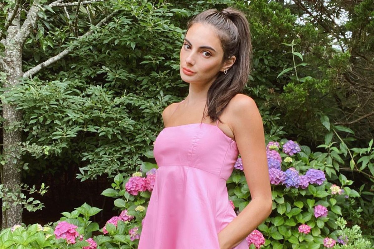 dramabananna's tweet photo. There are 2 types of mean girls:
-Paige, who has her clique of girlfriends that agree with everything she says, follow her and bitch with her.
-Jessika: who thinks that she’s better than any other girl and hangs out with the guys because she feels powerful 
#WinterHouse https://t.co/lwwkeGx3ZV