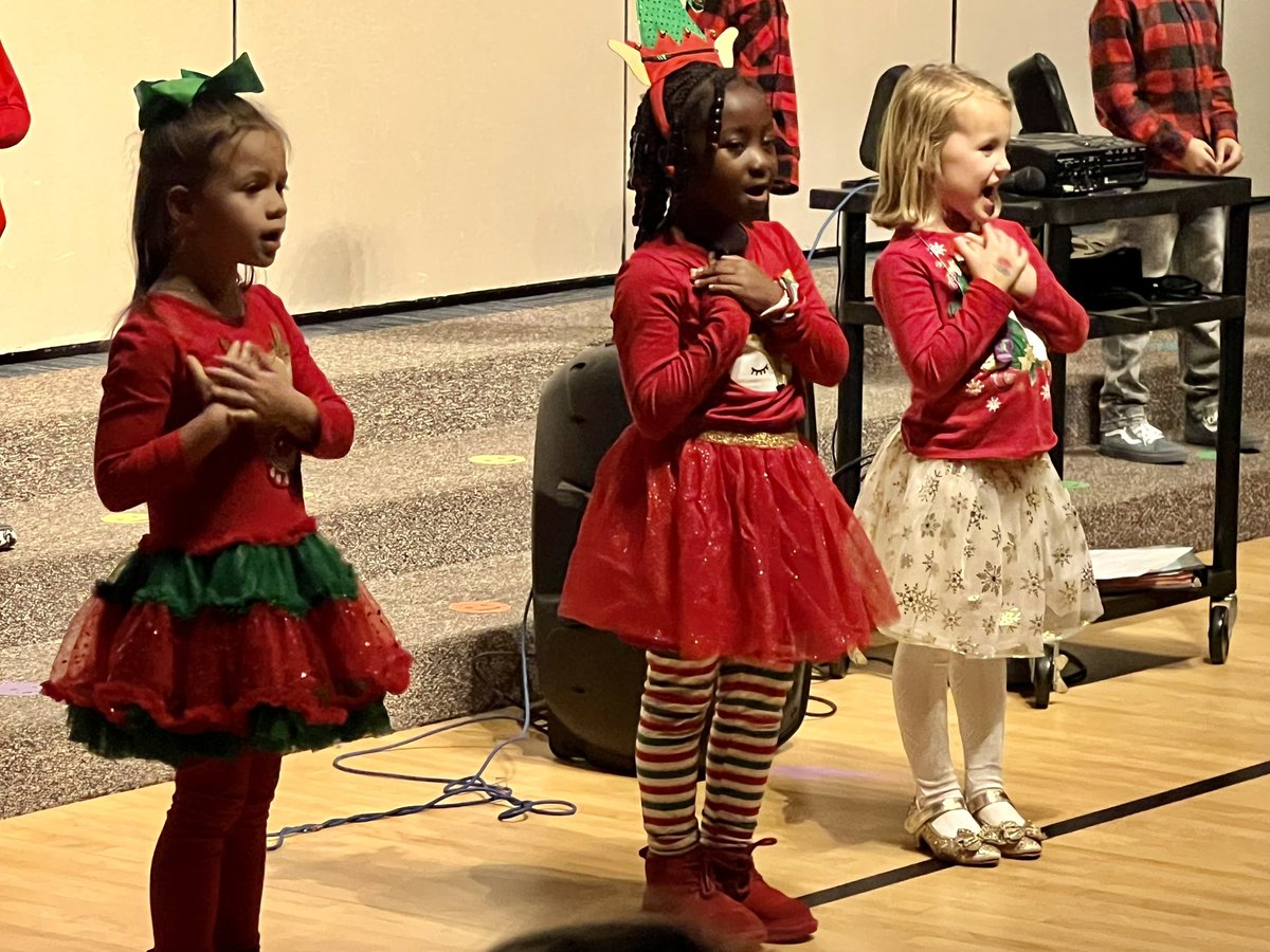 What a wonderful evening at the Hunters Creek Elementary School Global Holiday Celebration!! @Analopez849 @TeachWithGlobal  @GailPylant  @OnslowSchools  @ocsinstruction #proud #ocsglobal #ocsdli