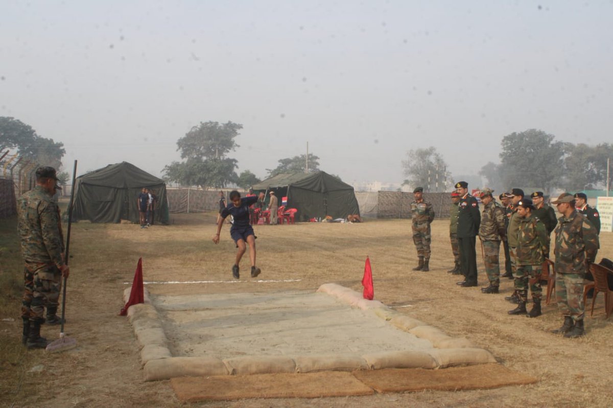 westerncomd_IA's tweet photo. #VajraCorps #DefendersOfPunjab
#GeneralOfficerCommanding visited ongoing #Agniveer #RecruitmentRally at #JalandharCantt. He appreciated high standards & transparent conduct of Rally. The exuberant spirit & tenacity of aspirants was also commendable.
#IndianArmy
@adgpi https://t.co/4aECEawId8