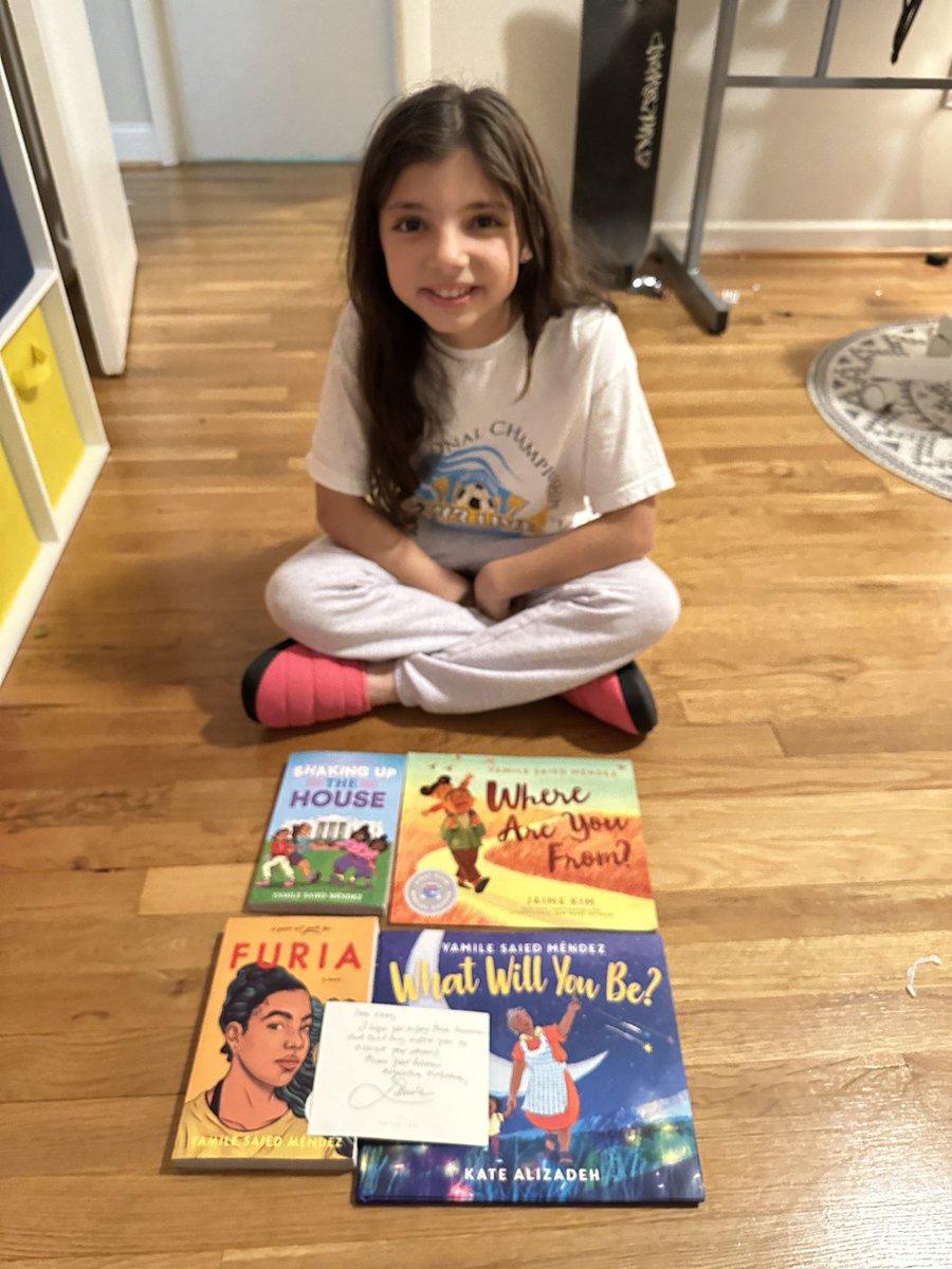 SebiAmar's tweet image. Valen with the newest additions to her presidential library from our new favorite 🇦🇷 author. Mil gracias @YamileSMendez y fuerza mañana!!!!