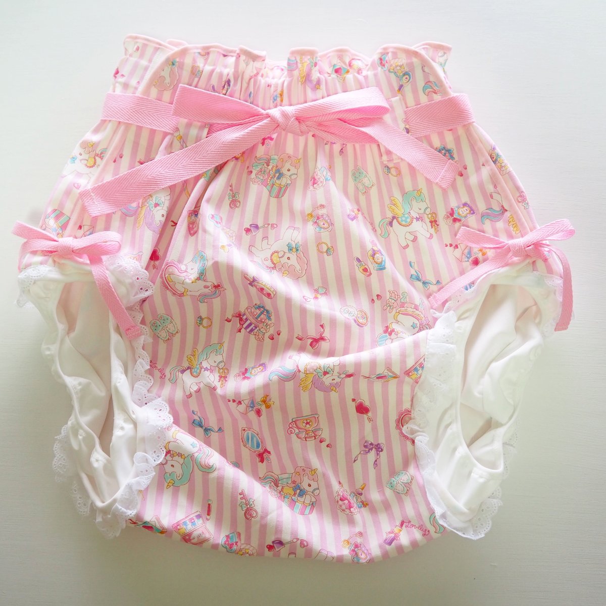 FBabies_shop's tweet photo. 人気のユニコーン柄、新作の登場です!!
色違い・サイズ違いはしばしお待ちを…!!

【新品】大人用おむつカバー L おめかしユニコーン×ストライプ(ピンク)　あし紐×腰ひも×レース フィラインベイビーズ/Feline Babies https://t.co/e2YeDZpmWK #badl #おとなの赤ちゃん #おとなおむつ https://t.co/waXTY7JlPE