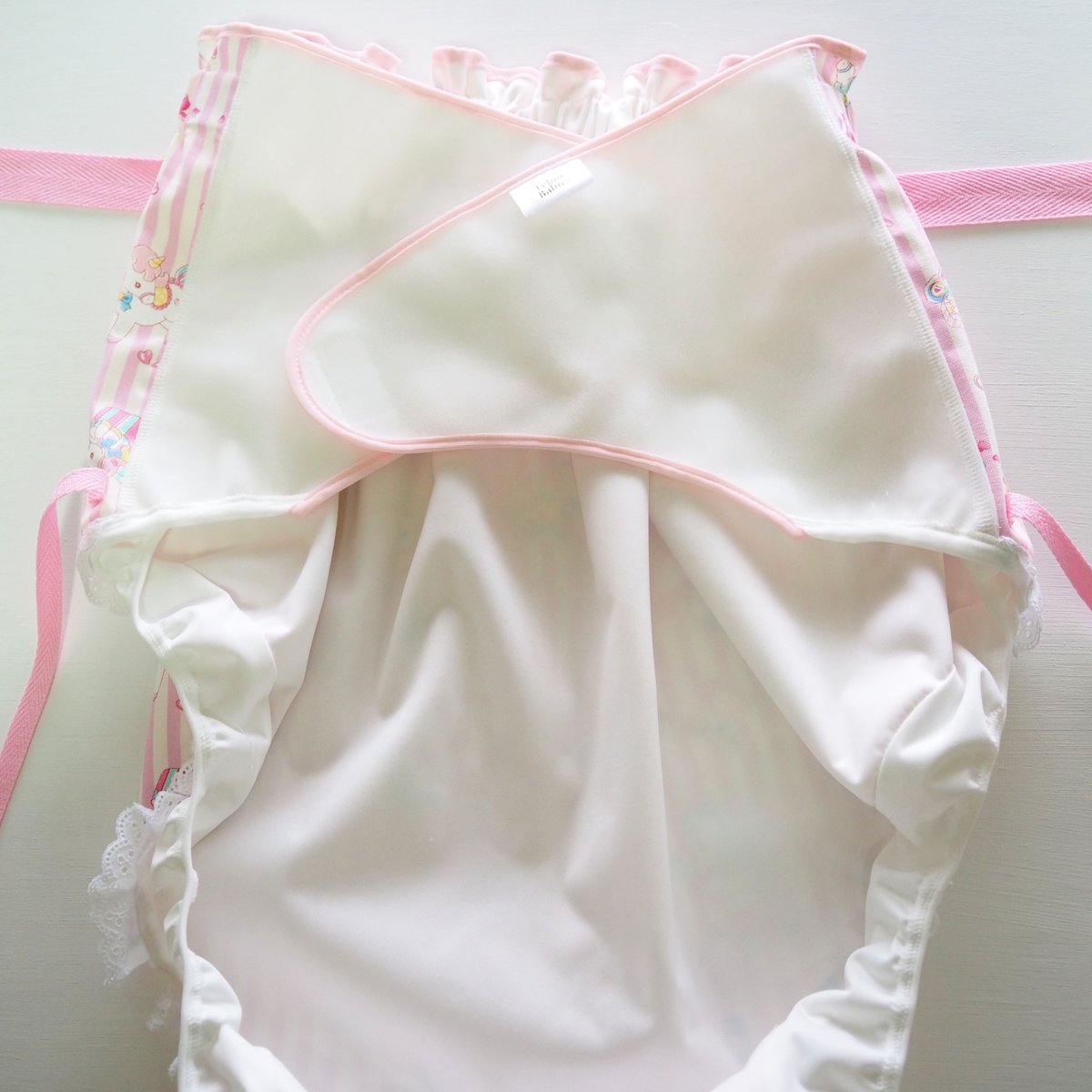 FBabies_shop's tweet photo. 人気のユニコーン柄、新作の登場です!!
色違い・サイズ違いはしばしお待ちを…!!

【新品】大人用おむつカバー L おめかしユニコーン×ストライプ(ピンク)　あし紐×腰ひも×レース フィラインベイビーズ/Feline Babies https://t.co/e2YeDZpmWK #badl #おとなの赤ちゃん #おとなおむつ https://t.co/waXTY7JlPE