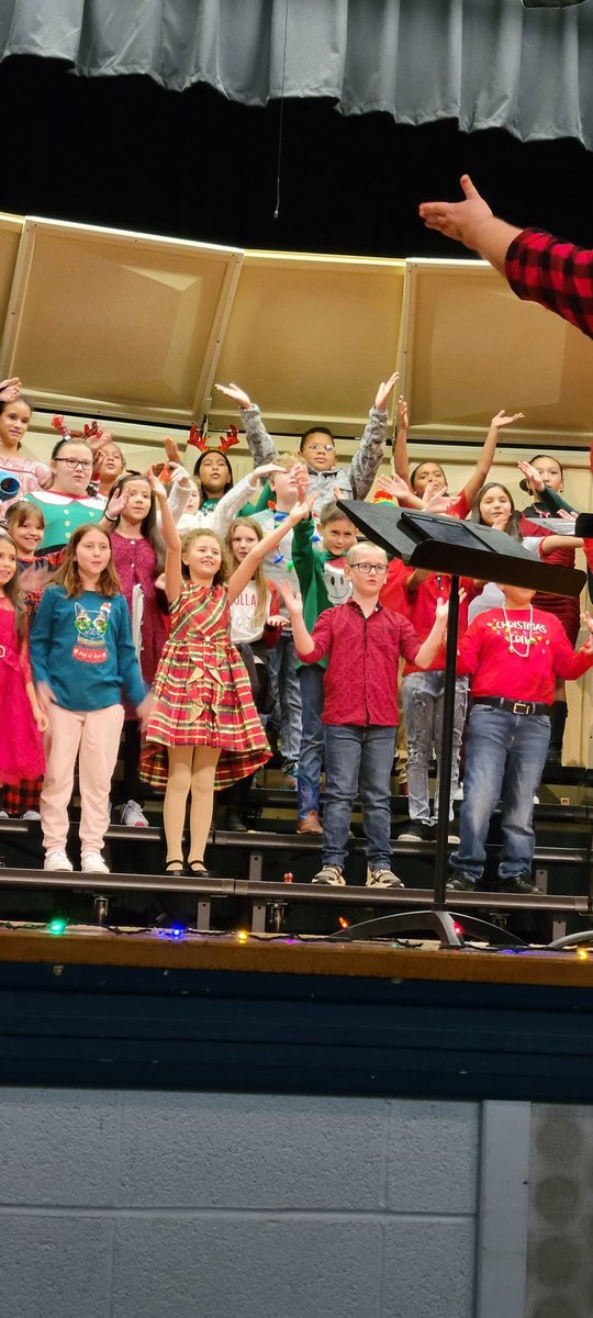 FairviewFalcon2's tweet image. Tonight&apos;s &quot;Jingle&quot; concert w/Fairview &amp;amp; Orr Glee Clubs was OUTSTANDING!🎉 Congrats to all the singers &amp;amp; HUGE shout out to Mr.  Reed, music teacher, for helping our students show off their talents! 👏🏻👏🏻👏🏻 Thanks to Ramsey Middle School for lending us your auditorium! #fortsmithfam