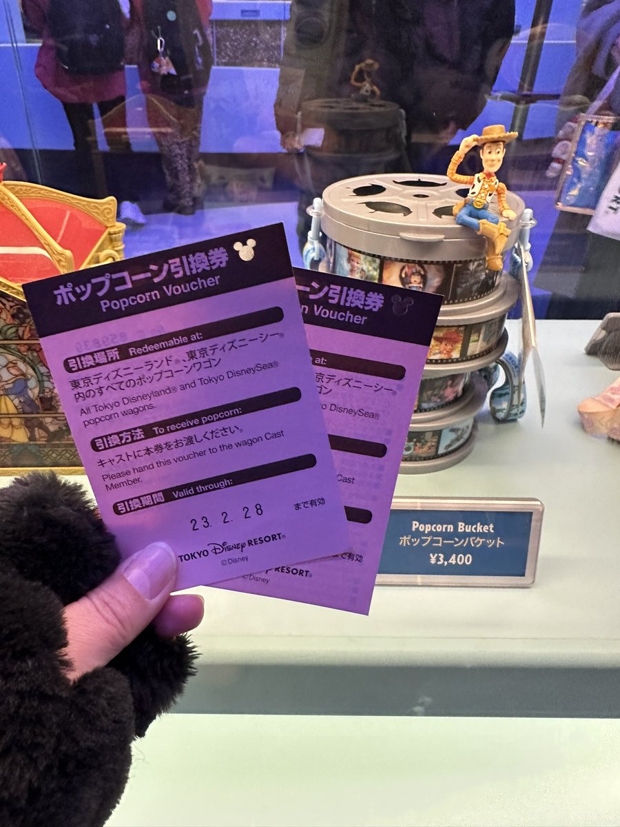 hiromaydisney's tweet photo. クリスマスツリーのバケット
80分待って買えたよぉ〜🎄
初日に買わなかったことを非常に後悔しました😮💨
#ディズニー #ディズニークリスマス #クリスマスツリー #ディズニーランド #ミッキー #disney #chrismastree #disneyland #disneychristmastree #disneychristmas #mickeymouse https://t.co/vsAHcO5Ytj
