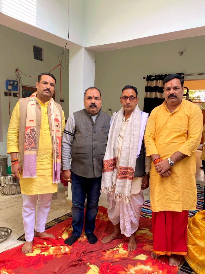 Pappu3674n's tweet photo. अपने पैतृक निवास बहुराजमऊ में श्री सत्यनारायण बाबा जी की कथा के उपरान्त पंडित जी का आशीर्वाद प्राप्त हुआ। https://t.co/LQyBe0f27g