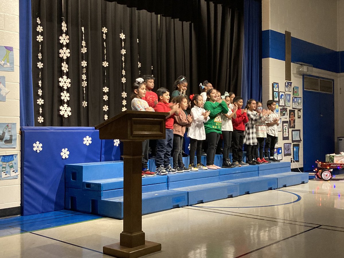 TinaGodsoe's tweet photo. It was a wonderful evening of students in kindergarten to grade 2 singing and performing for their families. The staff and students practiced really hard to being so much joy to @CorlissPDSB https://t.co/q6x6NU0Y4U