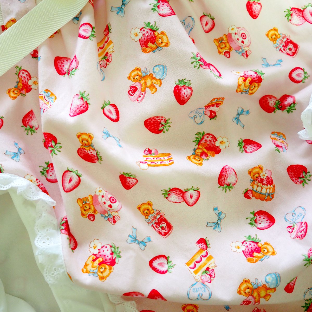 FBabies_shop's tweet photo. 人気柄、再登場です!!
こちらはピンクです…!!

【新品】大人用おむつカバー L くまさん×いちご(ピンク)　腰ひも×レース フィラインベイビーズ/Feline Babies https://t.co/PAnnt6itZl #badl #おとなの赤ちゃん #おとなおむつ https://t.co/VLCB0cakbg