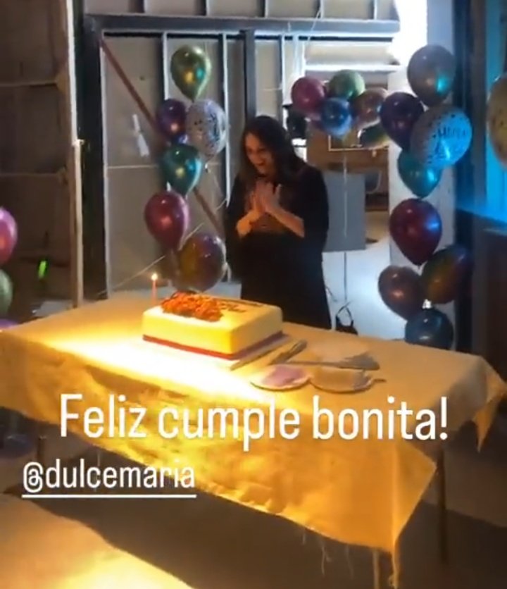 dmfavorites's tweet photo. Imagens de uma trabalhadora comemorando aniversário no set para vocês interagirem e a LISTEN TO ORIGEN DELUXE subir mais rápido https://t.co/JMITY6w0qi