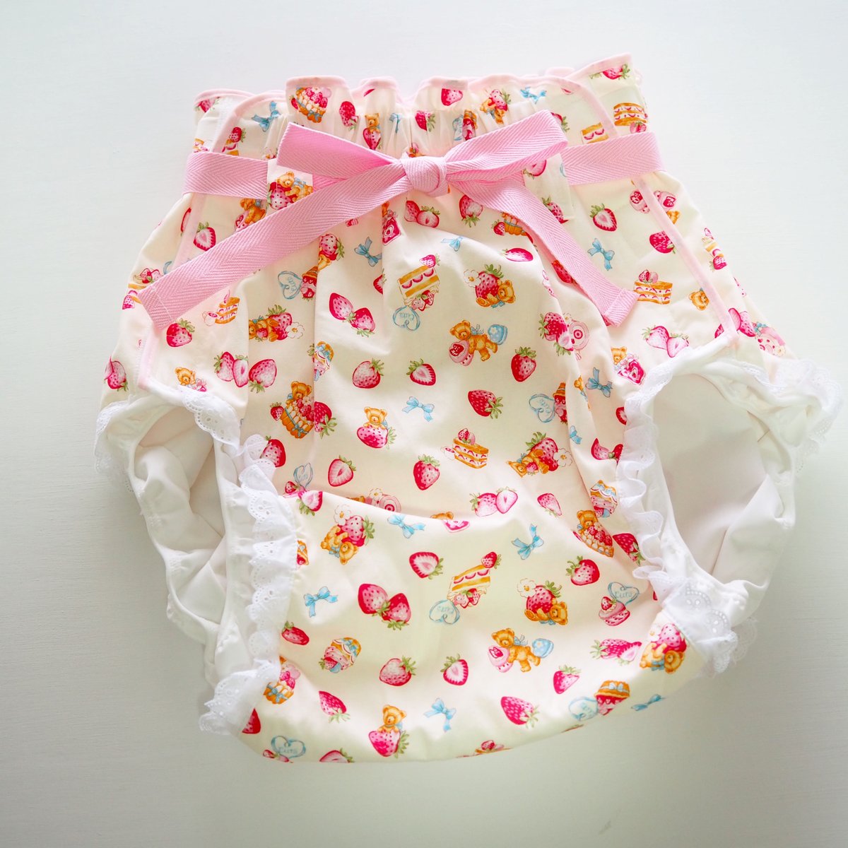 FBabies_shop's tweet photo. こちらは白です…!!
イチゴとクマが、とっても可愛いです。

【新品】大人用おむつカバー L くまさん×いちご(白)　腰ひも×レース フィラインベイビーズ/Feline Babies https://t.co/HOQJFr2Ws6 #badl #おとなの赤ちゃん #おとなおむつ https://t.co/a6WG8D2UcX
