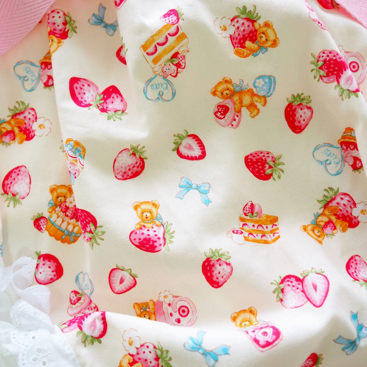 FBabies_shop's tweet photo. こちらは白です…!!
イチゴとクマが、とっても可愛いです。

【新品】大人用おむつカバー L くまさん×いちご(白)　腰ひも×レース フィラインベイビーズ/Feline Babies https://t.co/HOQJFr2Ws6 #badl #おとなの赤ちゃん #おとなおむつ https://t.co/a6WG8D2UcX