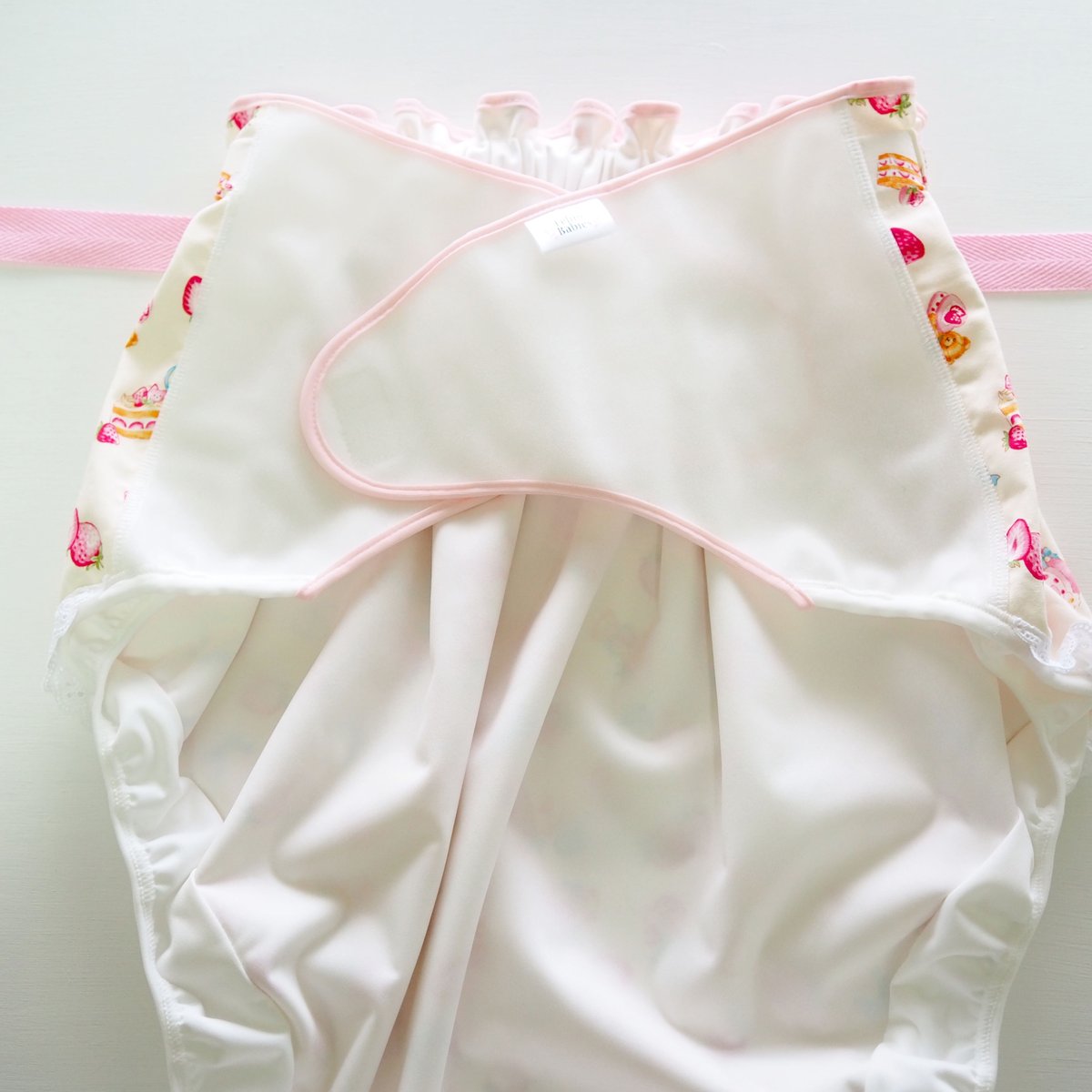 FBabies_shop's tweet photo. こちらは白です…!!
イチゴとクマが、とっても可愛いです。

【新品】大人用おむつカバー L くまさん×いちご(白)　腰ひも×レース フィラインベイビーズ/Feline Babies https://t.co/HOQJFr2Ws6 #badl #おとなの赤ちゃん #おとなおむつ https://t.co/a6WG8D2UcX