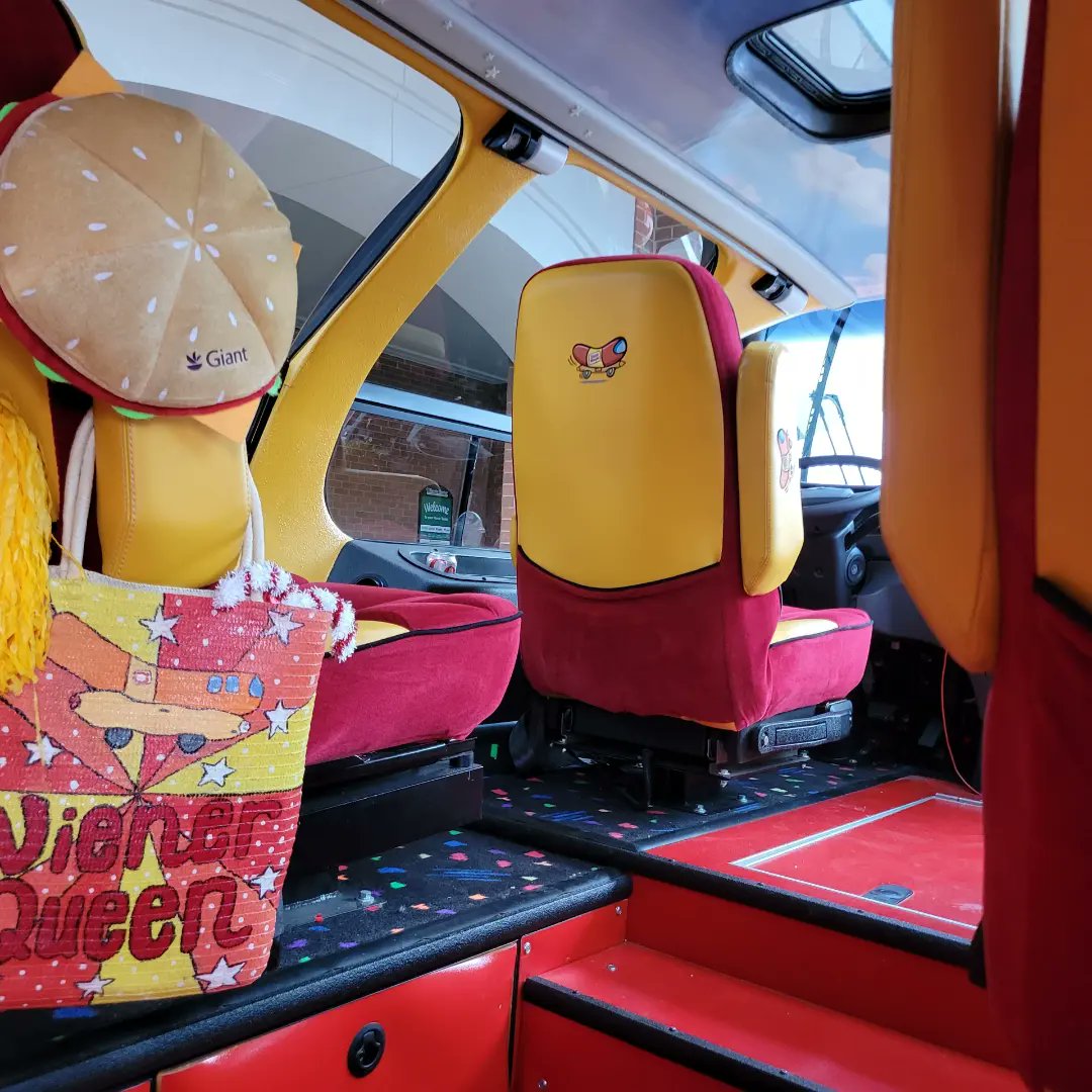 TheClayDowning's tweet photo. The Wienermobile stopped by our Harris Teeter to so we had to check it out.
#wienermobile #oscarmayer #oscarmayerwienermobile #oscarmayerwiener #wienerwagon #harristeeter #lookwhatwefound #checkitout https://t.co/2Vnv98sDvq